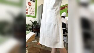 Bác sĩ khám mắt thủ dâm live sex trong phòng làm việc dâm đẫng