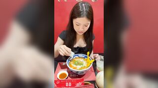Đưa em đi ăn tối và em sẽ là bữa tối của anh