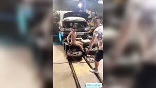 Em người mẫu xinh đẹp khoe nude bốc lửa lộ cặp vú to trong gara ô tô