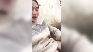 E teen trốn ra sau nhà chỉ để thủ dâm cho ny xem