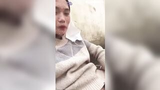 E teen trốn ra sau nhà chỉ để thủ dâm cho ny xem