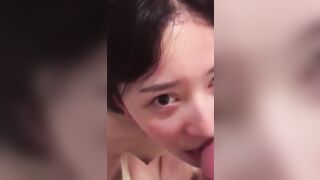 Mới mút có tí đã không chịu nổi bắn hết lên mặt