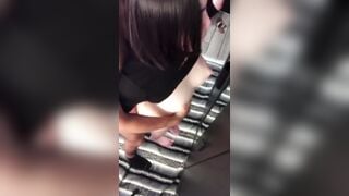 Áp sát vào tường địt nhấc người