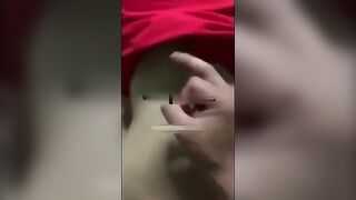 Em nhân viên siêu thị tranh thủ giờ nghỉ trưa