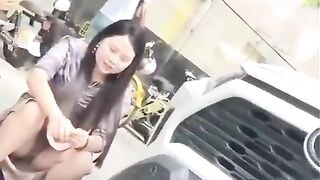 Quay lén lồn đen sì và sì líp của các chị gái ngồi hớ hênh.