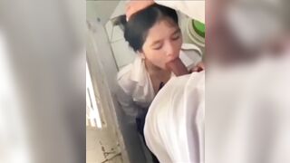 “Sao chim mày vẫn cứng thế, xuất nhanh đi sắp vào lớp rồi”