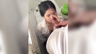 “Sao chim mày vẫn cứng thế, xuất nhanh đi sắp vào lớp rồi”