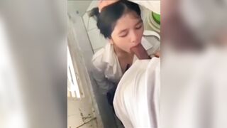 “Sao chim mày vẫn cứng thế, xuất nhanh đi sắp vào lớp rồi”