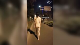 NGÁO ĐÁ GÁI XINH THÁC LOẠN TRÊN ĐƯỜNG PHỐ
