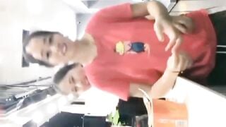 NHÂN VIÊN SHOP QUẦN ÁO NÀO ĐÓ NGHỊCH NGỢM TRONG GIỜ LÀM