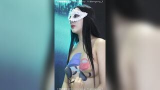 Vẽ Tranh Trên Vú Lồn bên trung