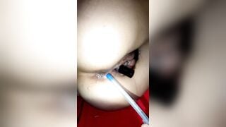 Nhét chai nước hoa vào lồn con bạn thân lông, Chọc lỗ đít chảy nước mà ko dám djt