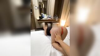 Con đang thay đồ dượng đi ra ngoài đi