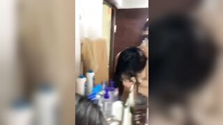 Xin vô tắm cùng nhỏ em họ