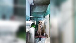 MẸ KẾ VỪA TẮM XONG THÌ THẰNG CU VÀO BÚ TÍ MẸ KẾ NÓ