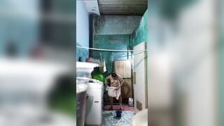 MẸ KẾ VỪA TẮM XONG THÌ THẰNG CU VÀO BÚ TÍ MẸ KẾ NÓ