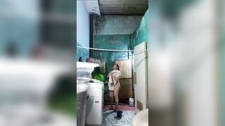 MẸ KẾ VỪA TẮM XONG THÌ THẰNG CU VÀO BÚ TÍ MẸ KẾ NÓ