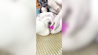 VỪA THỦ DÂM, VỪA HÔN BÀ MẸ KẾ LÀM NÓ SƯỚNG ĐIÊN