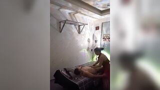 Clip chị gái chuyên xúc bình xăng con trong quán massege tự quản.