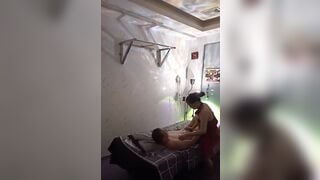 Clip chị gái chuyên xúc bình xăng con trong quán massege tự quản.