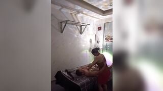 Clip chị gái chuyên xúc bình xăng con trong quán massege tự quản.