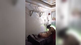 1 quán massage tự quản của 1 chị gái chuyên xúc bình xăng con.