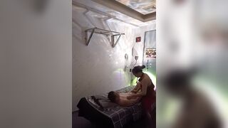 1 quán massage tự quản của 1 chị gái chuyên xúc bình xăng con.