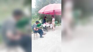 Em gái mặc váy hở lồn đi mua trái cây ven đường cho người lạ nhìn