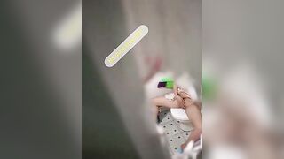 Quay lén chị họ ngồi móc lồn trong WC trước khi tắm nước lồn chảy đầm đìa.