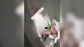 Quay lén chị họ ngồi móc lồn trong WC trước khi tắm nước lồn chảy đầm đìa.