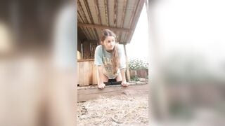 Em gái quê mới lớn khờ dại tụt quần để chó nghịch lồn.