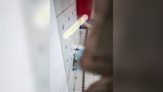 Quay lén chị hàng xóm nhà cúp nước qua xin tắm nhờ phát hiện chị thủ dâm cực cuốn.