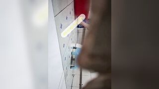 Quay lén chị gái hàng xóm nhà cúp nước qua tắm nhờ, phát hiện chị thủ dâm cực cuốn.