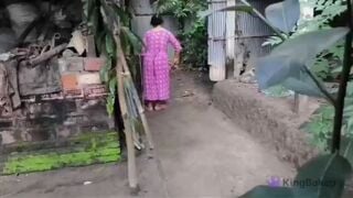 BÁ ĐANG QUÉT SÂN THÌ THẰNG CHÁU CHẠY LẠI ĐỊT