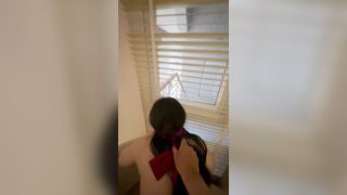 Bịt mắt Doggy bé FWB bên cửa sổ - mong không ai nhìn thấy