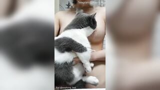 Em teen bỏ đồ ăn lên vú cho mèo liếm đầu ti cực nứng 1