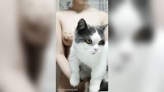 Em teen bỏ đồ ăn lên vú cho mèo liếm đầu ti cực nứng 1