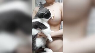Em teen bỏ đồ ăn lên vú cho mèo liếm đầu ti cực nứng 2