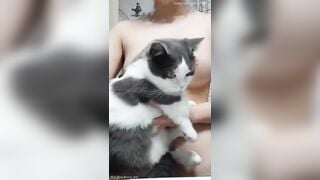 Em teen bỏ đồ ăn lên vú cho mèo liếm đầu ti cực nứng 2