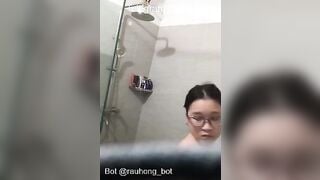 Quay lén nhỏ em họ chuppy kính cận đi tắm