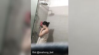 Quay lén nhỏ em họ chuppy kính cận đi tắm 2