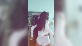 BÉ NY ĐANG ĐỌ TUỔI TÒ MÒ THÈM CHIM