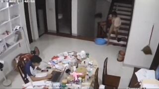 Anh họ đang làm việc mà em gái 16 tuổi trần truồng qua lại như muốn gả đụ anh trai.