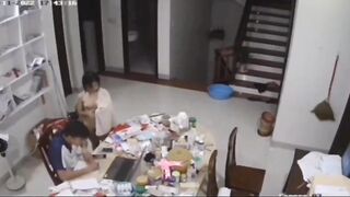 Anh họ đang làm việc mà em gái 16 tuổi trần truồng qua lại như muốn gả đụ anh trai.