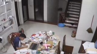 Anh họ đang làm việc mà em gái 16 tuổi trần truồng qua lại như muốn gả đụ anh trai.
