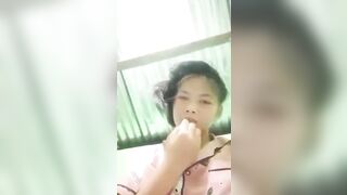 Em rau 2k9 mình dây thủ dâm bằng dưa chuột dâm đãng kích thích