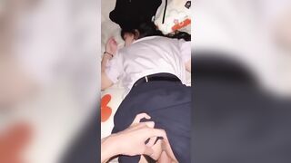 Nhét chim vào lồn con bạn thân đang ngủ lồn khít non không bao bắn tinh vào lồn