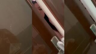 SHIPER MAY MẮN GIAO HÀNG CHO KHÁCH GẶP ĐÚNG LÚC ĐANG ĐỊT NHAU