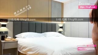 Quay lén vừa ngồi tâm sự vừa lột đò e phò xinh ra rồi lên giường đụ cùng e sướng cặc