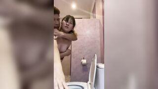 Anh trai đè doggy em gái trong nhà tắm